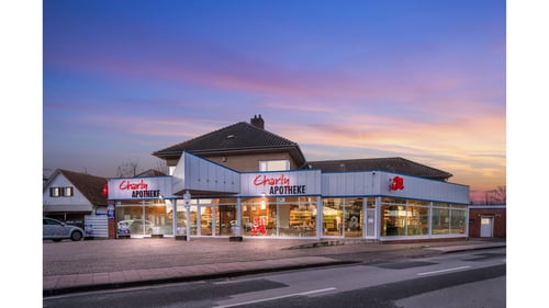 Aussenansicht der Charly-Apotheke OHG
