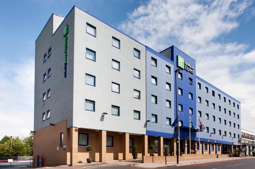 2 minute walk from the North Acton tube station