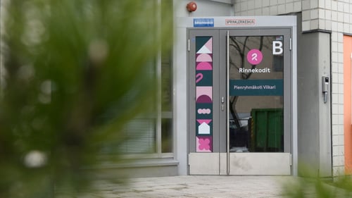 Sisäänkäynti Viikariin lasisen ulko-oven kautta.