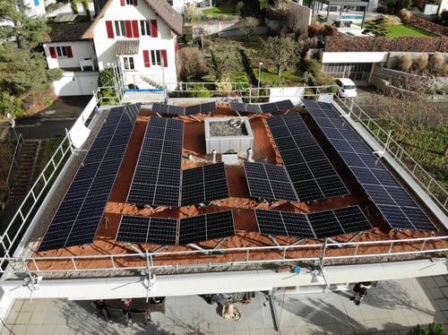 Photovoltaikanlage Gründach mit Speicher