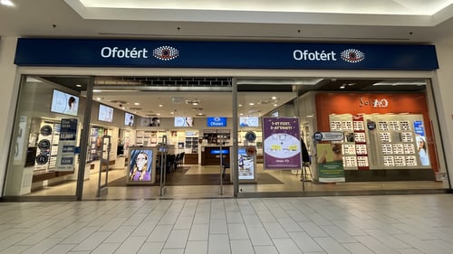 Ofotért üzlet bejárata Budapest Pólus Centerben, üvegkirakattal és kivilágított belső térrel.