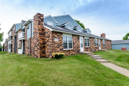 Creekstone Falls building with patio, Sioux Falls, SD