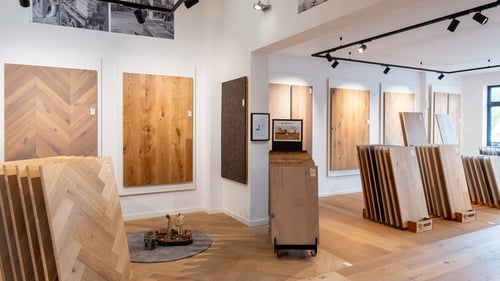 Bembé Parkett Ausstellung in Mülheim-Kärlich mit Fertigparkett als Musterständer
