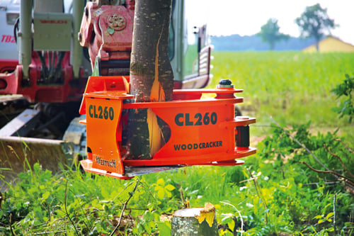 Der Woodcracker ist ein hydraulisch angetriebenes Anbaugerät zur mechanischen Holzernte. Er dient zum Greifen, Abschneiden und Ablegen von Bäumen in einem Arbeitsgang. Das integrierte Schneidmesser oder die Schneidzange trennt den Stamm bodennah