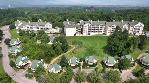 An aerial photo capturing the main structure and townhouses at Sunrise Ridge Resort