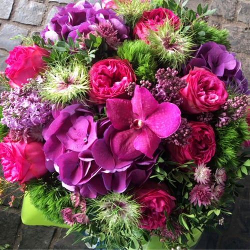 Nous créons des compositions d'art floral uniques, réalisées à la main avec des fleurs fraiches de saison. Chaque création est pensée selon vos envies, l'occasion et l'émotion à transmettre, pour un rendu harmonieux et raffiné.