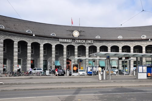 Unsere Praxis befindet sich direkt gegenüber dem Bahnhof Zürich Enge