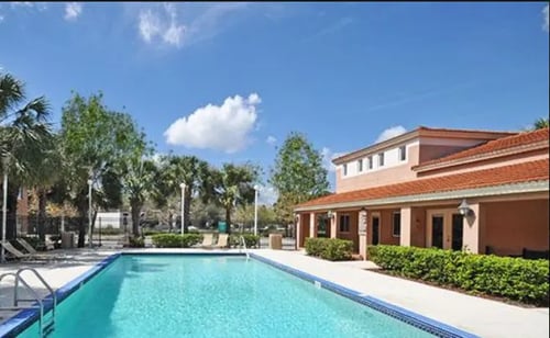 Swimming pool at Oak Chase II Apartments in Tampa, FL