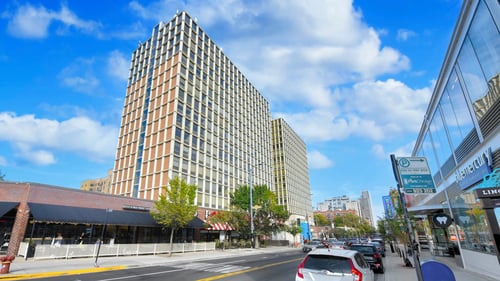 Apartment building at Lincoln Park Plaza, Chicago, IL
