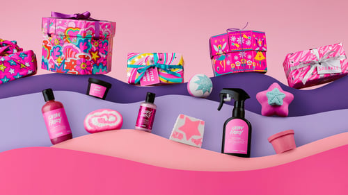 Vous aimez les senteurs sucrées de votre enfance.
La gamme Snow Fairy de Noël est arrivée en boutique, ainsi que toutes les autres nouveautés pailletées