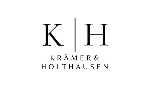 Hier sehen Sie das Logo von KRÄMER & HOLTHAUSEN mit schwarzem Schriftzug auf weißem Hintergrund. Das K, das für Krämer steht, und das H, das für Holthausen steht, befinden sich im Zentrum des Logos und werden durch einen geraden Strich voneinander getrennt. Unter den Buchstaben erscheint der Schriftzug "KRÄMER & HOLTHAUSEN".