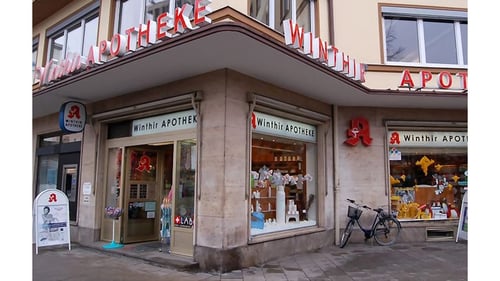 Aussenansicht der Winthir-Apotheke am Rotkreuzplatz