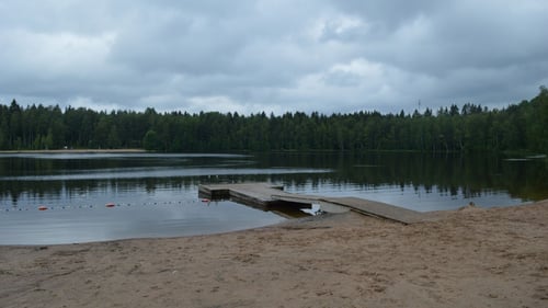Tesomajärven uimaranta Ristimäessä.