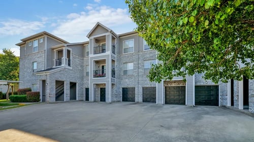 Garages and covered parking at Greysons Gate Apartments, Dallas 75287