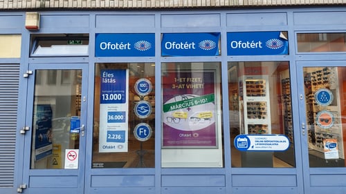 Ofotért üzlet bejárata és kirakata Kecskeméten, a Nagykőrösi utcában.