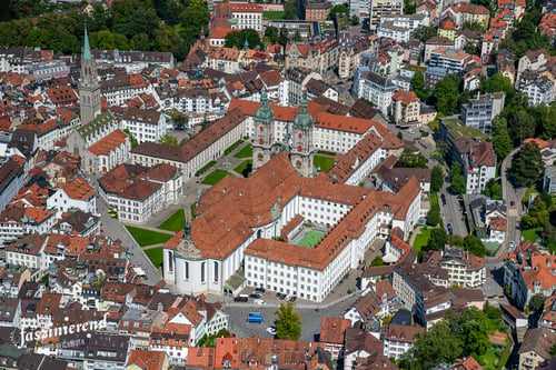 Die faszinierend gmbh entwickelt und vertreibt regionale Produkte mit Herz. Fotograf Sandro Reichmuth zeigt hier den Stiftsbezirk St.Gallen aus der Luft – aufgenommen aus dem Helikopter.