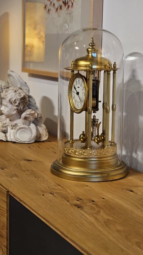 Antike Pendeluhr unter Glas bei Wohnschmiede Fridrich in Freiburg, klassische Dekoration für stilvolle Einrichtungen