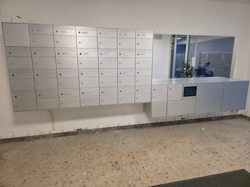 Installation d’un groupe de 29 boîtes aux lettres avec 4 boîtes à colis connectées à Neuchâtel.