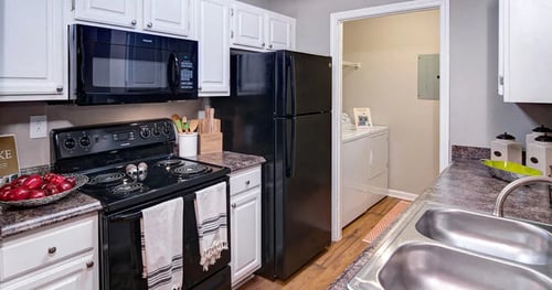 Kitchen at Huntington Chase Apartments in Warner Robins, GA 31088