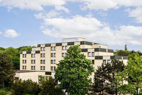 96 stylish rooms at Garner Hotel Osnabrück – framed by trees