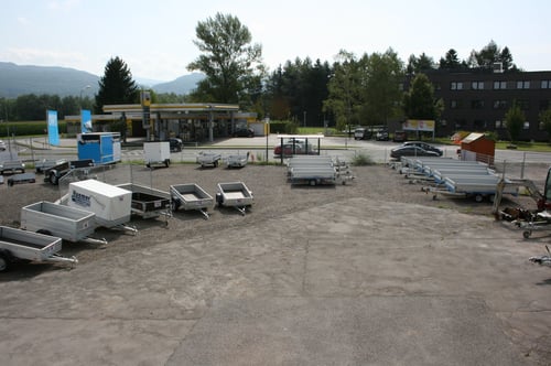 Herzlich willkommen im Anhängerpark Salzburg!
Pkw Anhänger für jede Gelegenheit zu Top-Konditionen
Pkw Anhänger kaufen oder Autoanhänger leihen – im Anhängerpark Salzburg Christian Huemer ist beides möglich. Wir sind der Spezialist für hochwertige und praktikable Pkw Anhänger und Baumaschinen – an unserem Standort in der Gewerbeparkstraße 1 in Anif-Niederalm bei Salzburg erwartet Sie jetzt eine noch größere Auswahl an Pkw Anhängern für alle Einsatzzwecke.

Wir sind Ihr verlässlicher Ansprechpartner für: