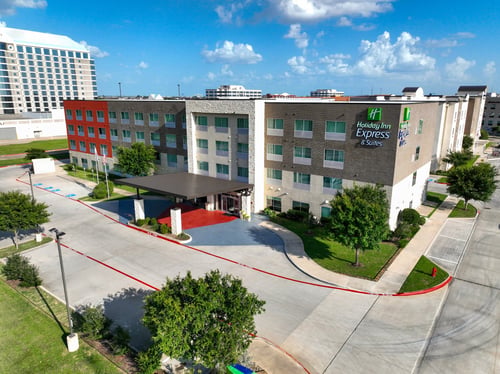 Enjoy warm-hearted hospitality and take advantage of our location.