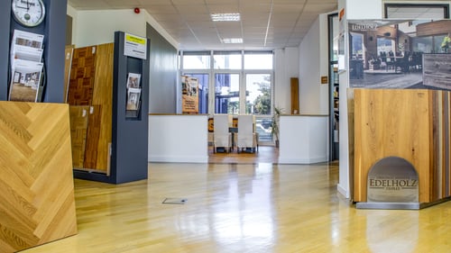 bembé parkett ausstellung mit musterständer
