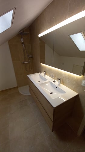 Pose d'une pharmacie encastré l'hors d'une rénovation d'une salle de bain à Mex