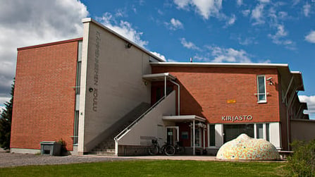 Kämmenniemen kirjasto ulkoapäin.