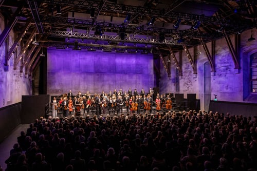 argovia philharmonic unter der Leitung seines Chefdirigenten Josep Vicent in der Alten Reithalle Aarau