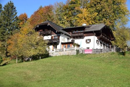 WILLKOMMEN IM HAUS KASBICHLER
IM SALZKAMMERGUT
Sie möchten ein paar entspannte Tage in der wunderschönen Natur des Salzkammerguts verbringen? Im Haus Kasbichler finden Sie alles, was Sie für einen gelungenen Urlaub brauchen. Unser Gästehaus ist etwa 3 Fahrminuten von St. Wolfgang entfernt (30 Minuten zu Fuß) und erwartet Sie mit neu eingerichteten Zimmern und Ferienwohnungen, einer Sauna mit Ruheraum sowie einem gemütlichen Aufenthaltsraum mit Kamin!