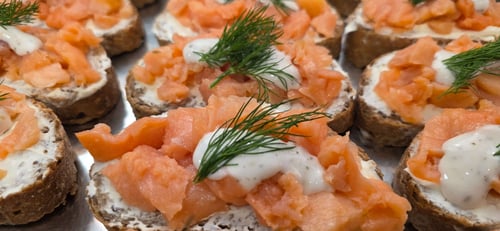 dean&david Catering | Stuttgart - Lachs Canapés auf Baguette mit Dill und cremiger Sauce beim Catering Buffet