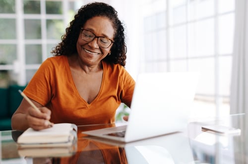 Femmes travaillant sur ordinateur