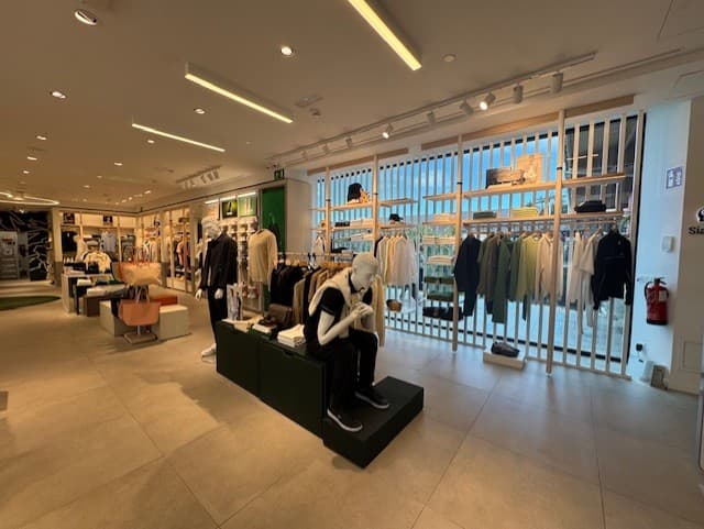 Close Up - Store