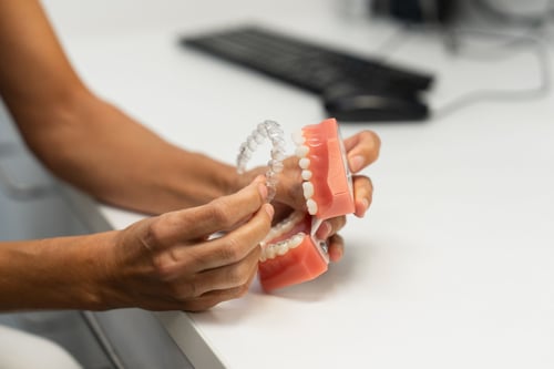 Aligneurs transparents proposés à la clinique dentaire Ardentis Genève, une solution discrète et moderne pour corriger l’alignement des dents.