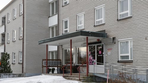 Sisäänkäynti kolmikerroksiseen rakennukseen, jossa sijaitsee useampi toimipiste.