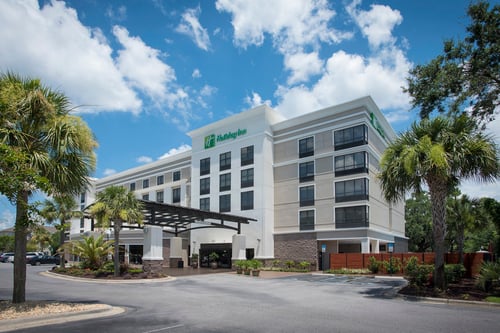 Best hotel to stay few minutes away from the beach & airport!