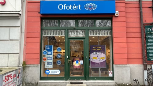 Ofotért üzlet bejárata Nyíregyházán, a Kossuth tér 14. számnál.