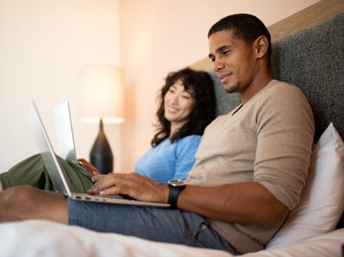 Couple choosing the right internet plan in Port Charlotte, FL