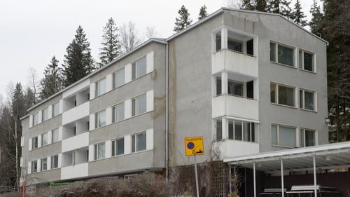 Neljäkerroksinen harmaakivinen kerrostalo, jossa Jokipolun toimipiste sijaitsee.