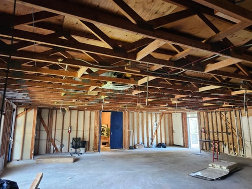 Southbay Restoration Inc. provides 24/7 emergency water damage restoration, fire damage cleanup, mold remediation, sewage backup cleanup, and full disaster restoration throughout Long Beach, Torrance, Carson, Redondo Beach, Hermosa Beach, Manhattan Beach, Hawthorne, El Segundo, and the Palos Verdes Peninsula. With over 20 years of experience and IICRC-certified technicians, we respond in 45 minutes or less and handle everything from water extraction and drying to mold removal, smoke cleanup, sanitation, and full reconstruction.
Whether you’re dealing with flooding, fire damage, leaking pipes, storm damage, or commercial water loss, our team delivers fast, safe, and reliable restoration services. We work with all major insurance companies and serve both residential and commercial properties. Call us anytime—day or night—for immediate help.