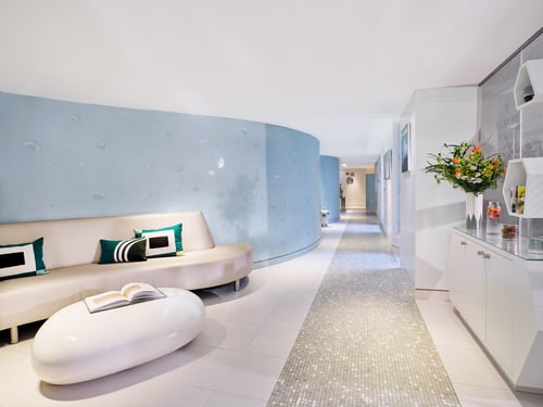 Large view of the spa sitting area at Spa Valmont pour Le Meurice, Paris - Dorchester Collection.