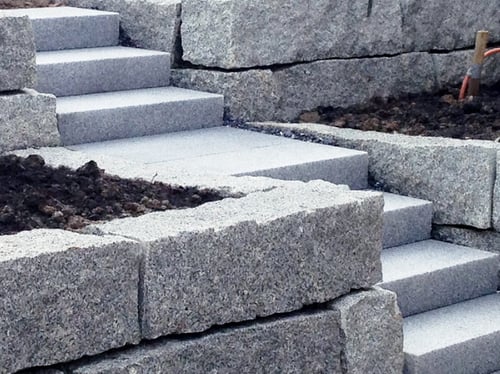 1 Quadermauer mit Treppe