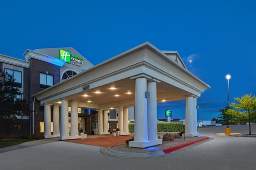 Buffalo, Wyoming hotel exterior with manicured landscaping.