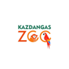 Kazdangas Zoo logotips ar rotaļīgu un draudzīgu dizainu. Vārds “KAZDANGAS” ir attēlots zaļā krāsā, bet vārds “ZOO” – oranžā, kur burti “O” ietver stilizētus dzīvniekus: pērtiķi un papagaili. Šie elementi piešķir logotipam dzīvīgumu un uzreiz norāda uz zooloģiskā dārza tematiku.
