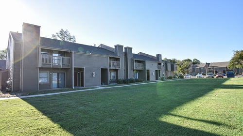 MacArthurs Lake Apartments exterior