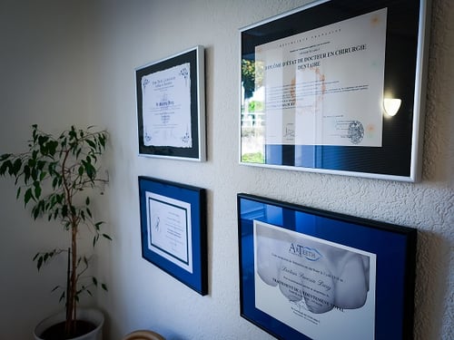 Salle d'attente - Diplômes - Cabinet Dentaire Dury - Dentiste / Hygiéniste