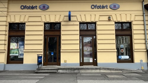 Ofotért üzlet homlokzata Cegléden, a Szabadság tér 1. számnál.