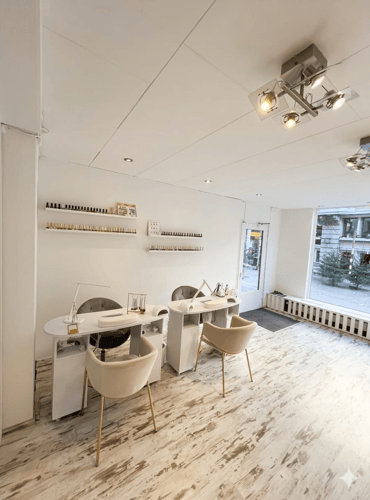 Modernes Nagelstudio Beauty by Ingrid mit zwei professionellen Arbeitsplätzen für Maniküre, Gelnägel und Nageldesign. Helle, stilvolle Einrichtung für hochwertige Nagelpflege und Beauty Behandlungen.
