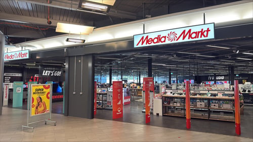 Eingangsbereich des MediaMarkt Carouge la Praille, man sieht das Geschäft mit dem MediaMarkt Logo über dem Eingang
